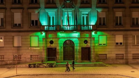 Iluminaci�n en verde de la Subdelegaci�n del Gobierno en Ourense por el D�a del Farmac�utico.