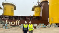 Orlando Alonso, a la izquierda, y Ignacio Snchez Galn, presidentes de Windar Renovables e Iberdrola, en el embarque de las piezas marinas en el puerto de Avils