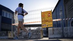 Vallado por obras en el paseo de O Burgo, a la altura de la antigua conservera Celta y la actual Congeladora Coruesa.
