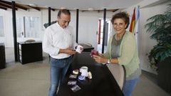 El alcalde de Xove, Demetrio Salgueiro, y la presidenta de Anes, Patricia Nogueira, en la presentaci�n de art�culos hechos por Aspanane para la entidad