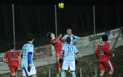 El Estudiantil y el Estradense, que reservaron jugadores, ofrecieron un partido de mucha disputa. 