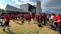 El grupo participante en la andaina realiz� este viernes unos estiramientos en la rotonda del Hospital Montecelo, en Pontevedra, antes de iniciar la ruta hasta Bora