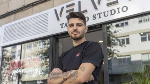 A solo unos pasos del estudio de Velvet Tattoo en Concheiros, en el bajo siguiente a este, se emplazar&aacute; la nueva academia de tatuaje de Diego Hermo (en la foto), quien hace un a&ntilde;o se alzaba con el primer premio en una convenci&oacute;n de profesionales que reuni&oacute; en Compostela a tatuadores de toda Galicia, Portugal y otras muchas partes de Espa&ntilde;a. paco rodr&iacute;guez