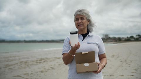 La investigadora del CIM Ana Bernabeu recogiendo una muestra de arena