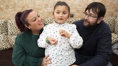 Daniela y sus padres, Noelia y Adri�n