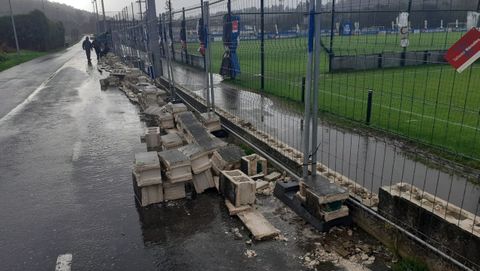 Destrozos en el cierre de los campos del Deportivo en Abegondo