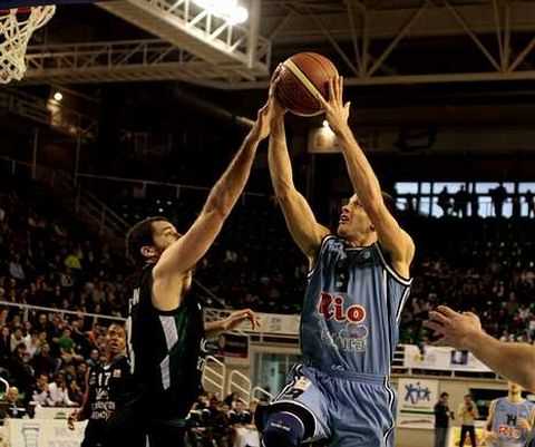 Leonavicius lanza a canasta en el partido jugado en C�ceres.