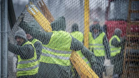 Varios convictos trabajan en la construcci�n de la nueva valla