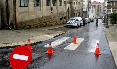 Miembros de Emerxencias cortaron al tr�fico un tramo de la r�a La Molinera en Lal�n.
