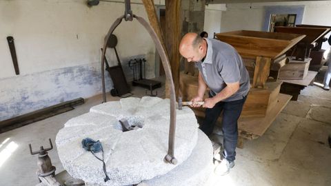 Xavier junto a una de las piedras del molino. 