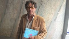 Ant�n Valcarce cun exemplar do seu novo libro