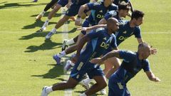 Los jugadores del Real Oviedo durante el entrenamiento realizado este sábado, previo al partido de LaLiga que les enfrenta al Real Madrid mañana domingo en el estadio Carlos Tartiere