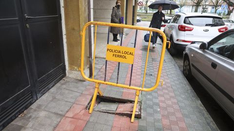 Bache en medio de una acera