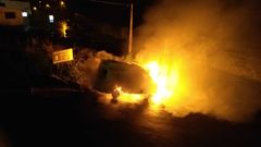 Arde una ambulancia de madrugada en Padr�n