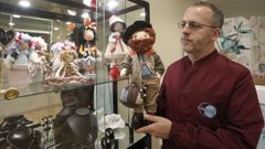 Hilario Rubal, en su taller, Crisol, con algunas de las mu�ecas artesanas que vende