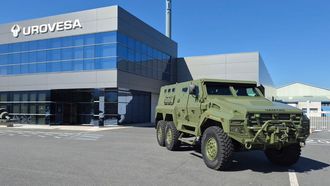 Unidad del Ax6, nuevo todoterreno 6x6 de Urovesa, delante de la f�brica de la compa��a gallega en Valga.