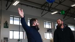 El patr�n mayor de Ferrol conversa con un armador en una lonja vac�a y sin actividad. 