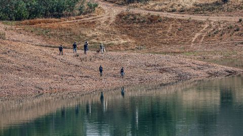 Policas y una unidad canina trabajaban el martes en el entorno terrestre del embalse de Arade.