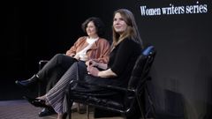 Tatiana T�buleac, a la derecha, con la periodista Andrea Aguilar, en A Coru�a