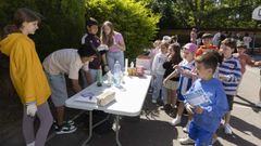 <span lang= gl >Rapaces do CEIP Otero Pedrayo, durante o D�a da Ciencia que se celebrou no centro larach�s</span>