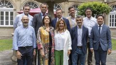 La directiva de Uni�n Hotelera Compostela est� formada por Luisa Lorenzo (Hotel Quinta da Auga) como presidenta; Jos� Antonio Li�ares Bar (Moure, Altair y Costa Vella), vicepresidente; Pablo Guiti�n (Ac Palacio del Carmen), tesorero; Jorge Sanmart�n (Hotel Monumento San Francisco) y Esteban Iglesias (NH Collection Obradoiro), vocales; y Abtur Asesores (secretar�a t�cnica de la UHC), secretario