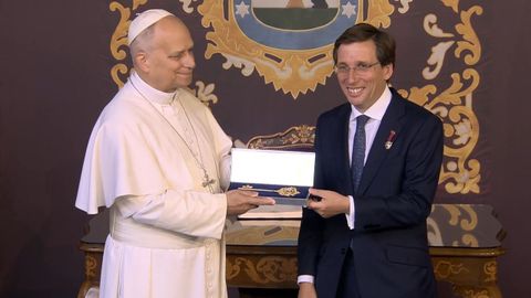 El alcalde de Madrid, Jos� Luis Mart�nez-Almeida, hace entrega al Papa Le�n XIV de la Llave de Oro de Madrid antes de la masiva misa del Corpus Christi en Cibeles.