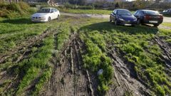 El lodo ha convertido en impracticable buena parte del aparcamiento disuasorio ms cercano al colegio de O Pieirio