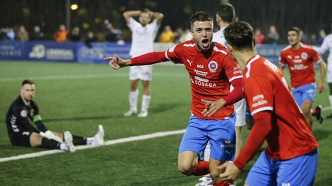 Javi Labrada celebra el gol de la victoria ante la Sarriana