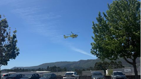 El helic�ptero medicalizado del 061 con base en Santiago se desplaz� hasta Boiro para recoger al herido