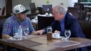 Visita de un dem�crata a �brego Garc�a. El senador Chris Van Hollen viaj� hasta El Salvador para conocer de primera mano el estado de salud del migrante Killmar �brego Garc�a, deportado por error.