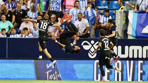 Pierre-Emerick Aubameyang hace una voltereta en la celebraci�n del gol que abri� el marcador contra el M�laga.