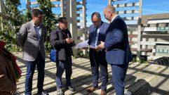 El conselleiro de Sanidade, Julio Garc�a Comesa�a, visit� el centro de salud de To�n