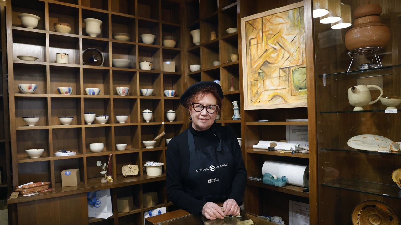 Una ourensana estrena tienda de cerámica el día de su 69 cumpleaños