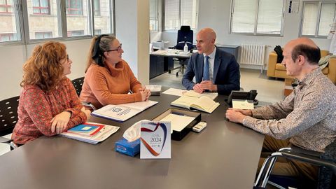 Las directivas de Asgacop, Isabel Quintana y Rita de Lago, con el gerente del �rea sanitaria de Pontevedra, Jos� Flores, y el jefe de secci�n de neumolog�a, Adolfo Baloira