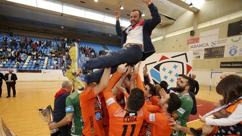 Juanma Marrube, manteado por su plantilla tras conquistar la primera Copa Galicia de la entidad en Ferrol en el 2018.