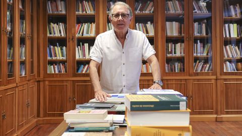 O catedr�tico Manuel Gonz�lez, este venres na biblioteca do Instituto da Lingua Galega, en Santiago. 