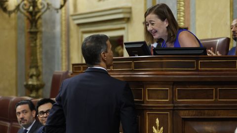 Sánchez saluda a la presidenta del Congreso, Francina Armengol, antes de su inervención