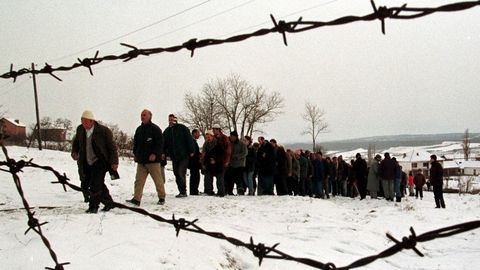Un grupo de albaneses, en fila para presentar sus respetos a la familia de dos v�ctimas de un brote de violencia �tnica en Kosovo.