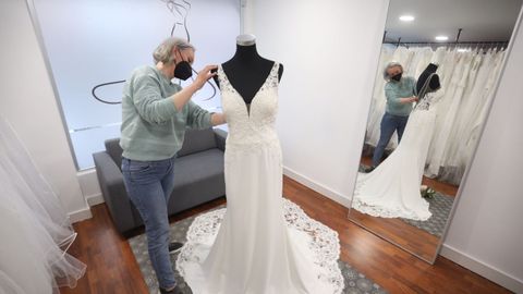 Rosa, responsable de Lugodress, con uno de sus vestidos de novia