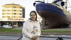 Mucho ms que un barco y un hper. Sandra Gonzlez eligi para posar la rotonda del Bernardo Alfageme, con el centro comercial al fondo, para simplificar la imagen con la que mayoritariamente identificala ciudadana a Coia.