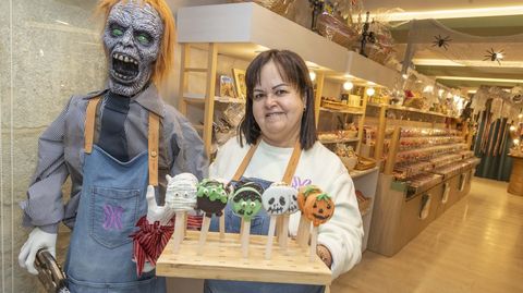 En Verbelicious no solo montaron un c�rner especial con las gominolas m�s terror�ficas para Halloween y ambientaron la tienda de la Caldeirer�a al gusto de un muerto viviente, tambi�n customizan sus propias piruletas artesanas de galleta Oreo y chocolate belga, uno de los productos que m�s �xito est� teniendo en las �ltimas semanas.