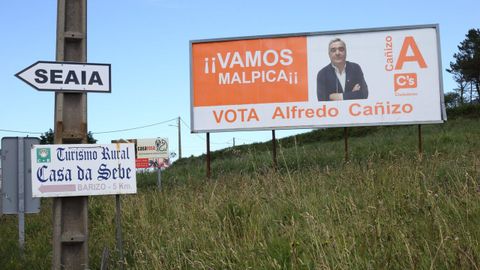 La parcela se ubica en las inmediaciones del cruce de la carretera general con el campo de A Pedra Queimada, en A Camuza.