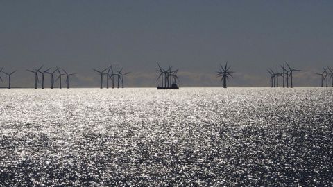 Un barco, entre los molinos de viento frente a las costas de Copenhague