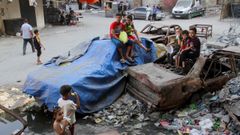 Nios gazates esperan para recibir ayuda humanitaria.