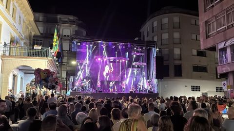 La Banda de Ayer durante su actuación en Ordes
