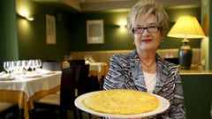 Mara Barallobre, fundadora de La Penela, con una de tortilla estilo Betanzos, especialidad de la casa