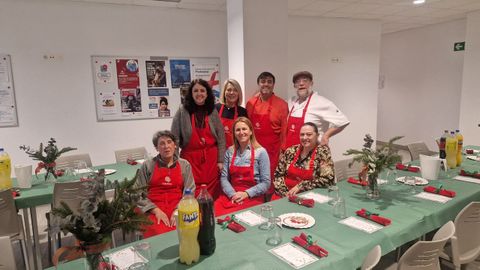 Xoanqui Ameixeiras y Rub�n Garc�a con parte de las trabajadoras y voluntarias de C�ritas