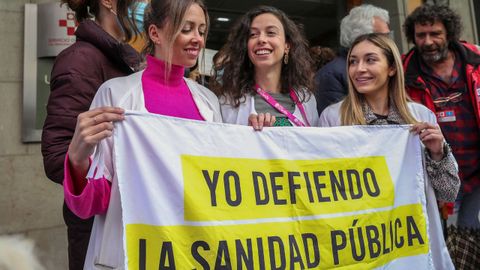 Asistentes a la concentraci�n en el Centro de Salud de La Lila de Oviedo por la plataforma  Salvemos la Atenci�n Primaria , que agrupa a 30 organizaciones sociales, profesionales y sindicales
