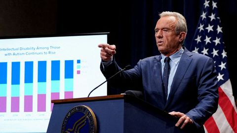 Robert F. Kennedy Jr. expone datos de los Centros para el Control y la Prevencin de Enfermedades (CDC) acerca del autismo y la discapacidad derivada de este trastorno en abril del 2025.