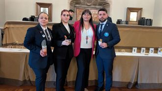 Gabriel Vilar Longarela, natural de O Valadouro, con la presidenta del Consejo Regulador de Aguardiantes y Licores Tradicionales de Galicia, Sonia Otero, y las otras dos finalistas del certamen, Aroa Reguera y Sonia Garc�a